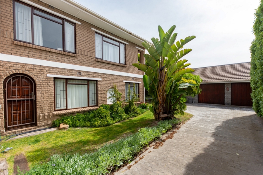 5 Bedroom Property for Sale in Middedorp Western Cape